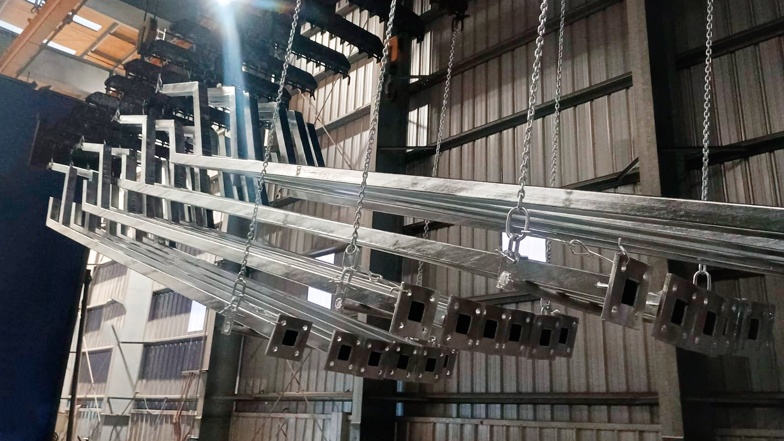 Fabricación de postes metálicos especiales en taller Puebla